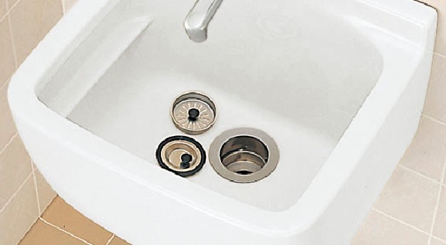鉢の水ため用の排水フタと、排水の詰まりを防ぐ目皿を装備