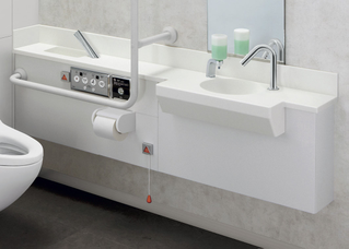 多機能トイレユニット(コンパクトタイプ)_車いすでも使いやすいよう配慮したカウンタ一体の洗面器