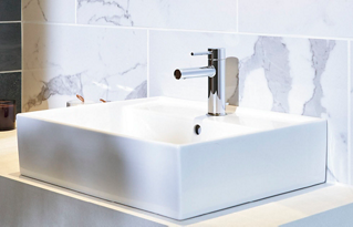 サティス手洗器(ベッセル式)_デザイン性と機能を兼ね備えた容量6Lの陶器洗面器